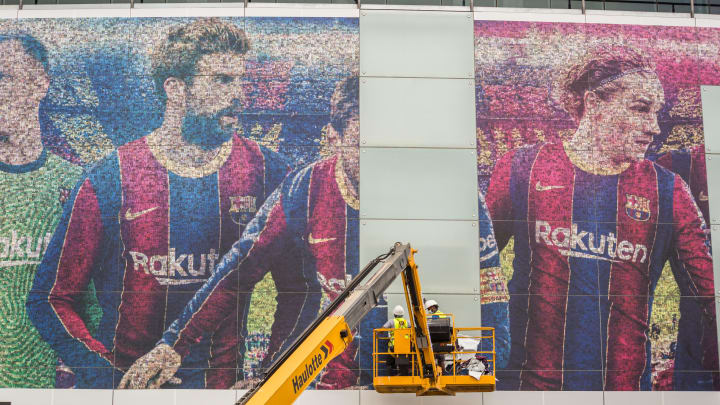 Messi's photo being removed from in front of the Camp Nou.