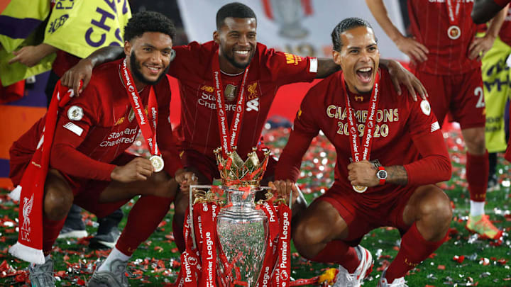 Georginio Wijnaldum aux côtés de Joe Gomez et de Virgil Van Dijk lors de la remise du trophée de Champion d'Angleterre