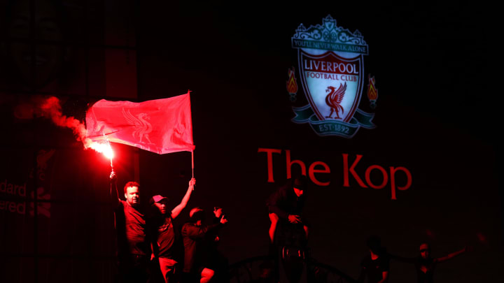 Suporter Liverpool merayakan keberhasilan tim mereka keluar sebagai juara Liga Inggris 2019/20