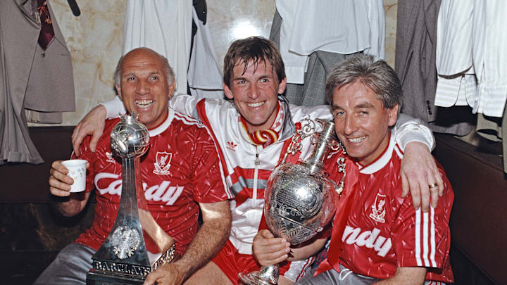  Kenny Dalglish Ronnie Moran dan Roy Evans saat mengantarkan Liverpool menjuarai Liga di tahun 1990