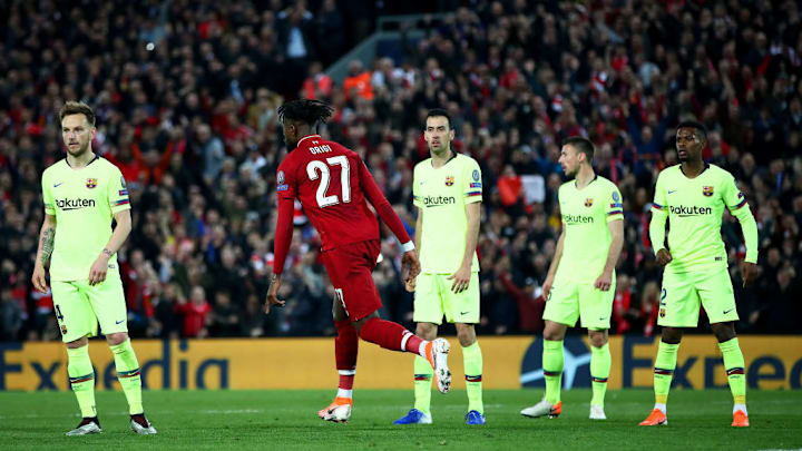 Los jugadores del FC Barcelona atónitos tras el gol de Origi
