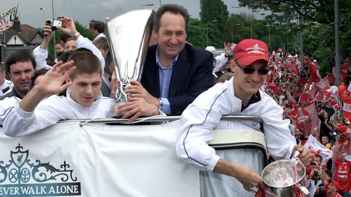 Liverpool`s French coach Gerard Houllier (C) and p