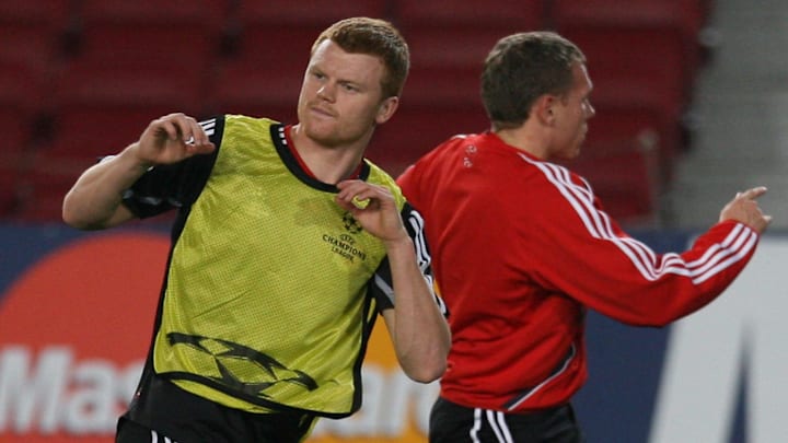 Liverpool's John Arne Riise (L) and Crai...