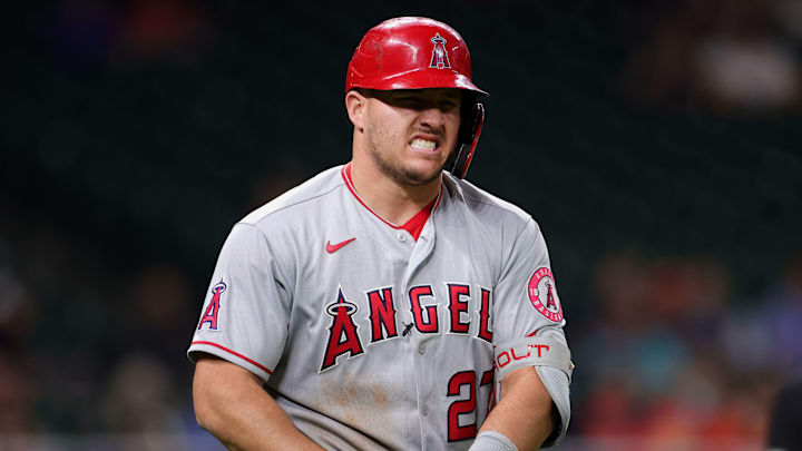 Mike Trout recibió un fuerte pelotazo en la cuarta entrada del juego del jueves