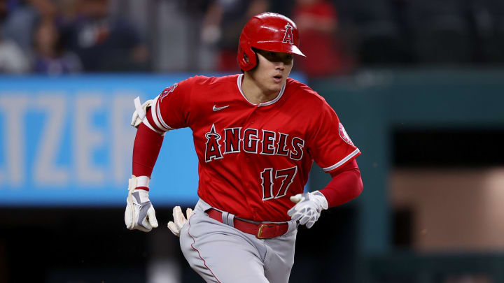 Ohtani se unió al exclusivo club con al menos 45 cuadrangulares y 25 bases robadas en una temporada