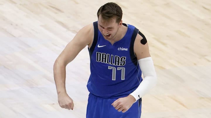 Doncic demostró estar al nivel de una súper estrella, pero carece de apoyo en los Mavericks