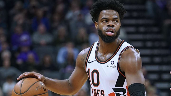 Walton, en su segunda temporada, llegará a los Clippers con el fin de dar profundidad a la nómina