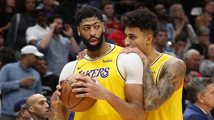 Anthony Davis (izq) escucha a su compañero Kyle Kuzma en partido NBA 2019 entre Lakers y Pelicans