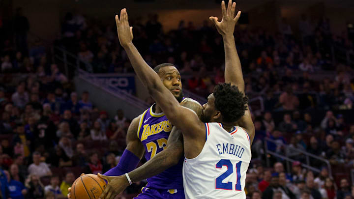 LeBron y Embiid se enfrentarán esta noche
