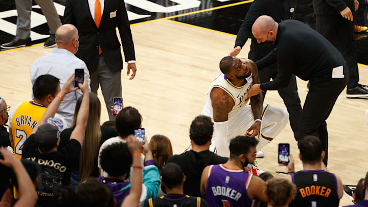 LeBron James es asistido por Jason Kidd luego de golpearse en el hombro izquierdo
