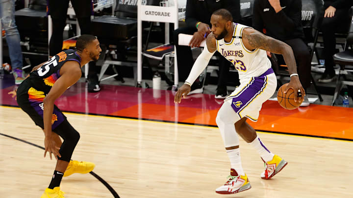 Los Lakers se vieron superados por unos eficientes Suns en el primer juego