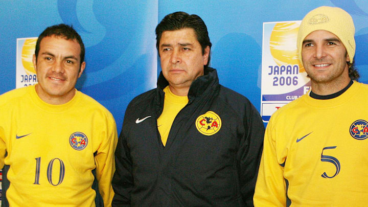 Luis Fernando Tena (2nd L), coach of Mex