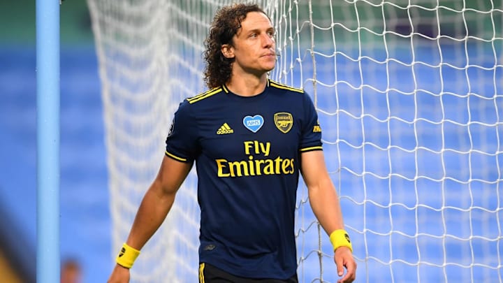 David Luiz qui est amené à quitter le terrain après son carton rouge