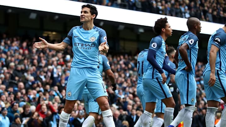 Jesus Navas dengan Manchester City