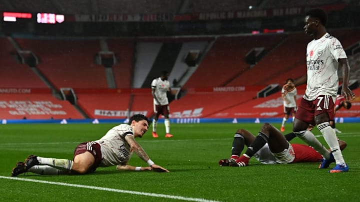 Pogba (rechts hinten) hat Hector Bellerin (links) von den Beinen geholt