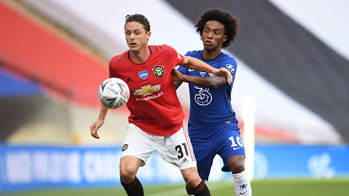 Nemanja Matic berebut bola dengan Willian Nemanja Matic berebut bola dengan Willian