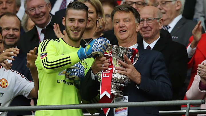 Louis Van Gaal aux côtés de David De Gea après la victoire en F.A Cup