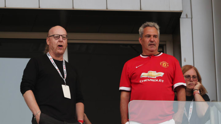 Avram Glazer (a la izquierda) es propietario del Manchester United