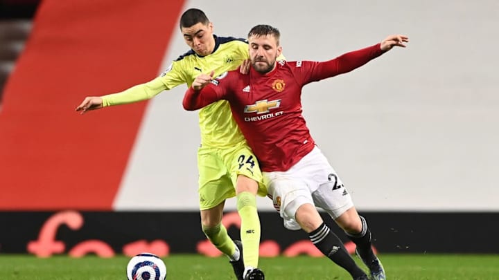 Luke Shaw berduel dengan Miguel Almiron
