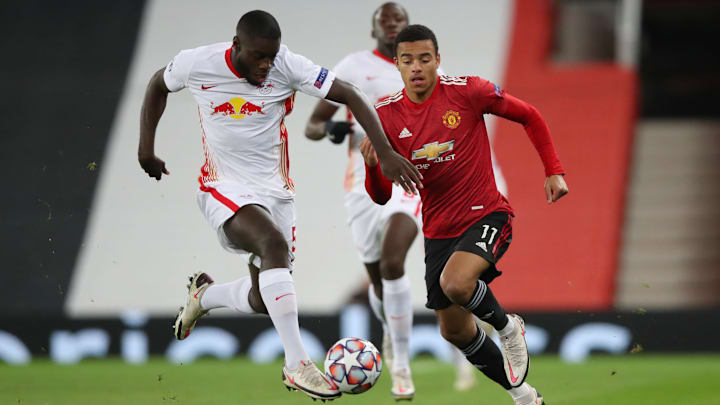 Dayot Upamecano (l.) im Laufduell mit Mason Greenwood