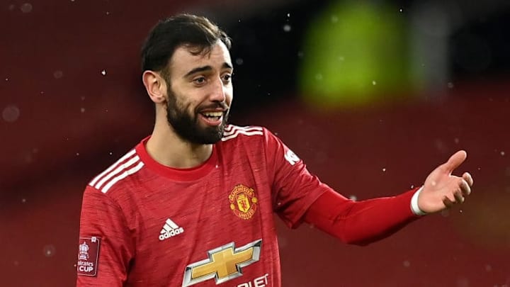 Bruno Fernandes blockiert van de Beeks Position