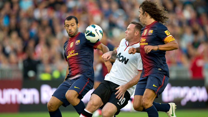 Manchester United's Wayne Rooney (C) vie