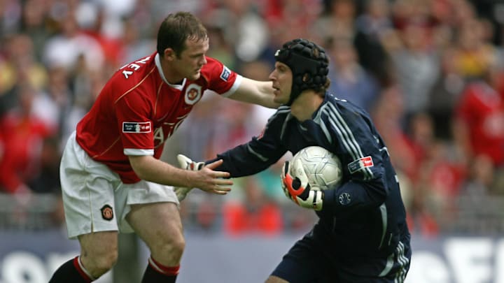 Manchester United's Wayne Rooney (L) hel... Manchester United's Wayne Rooney (L) hel...