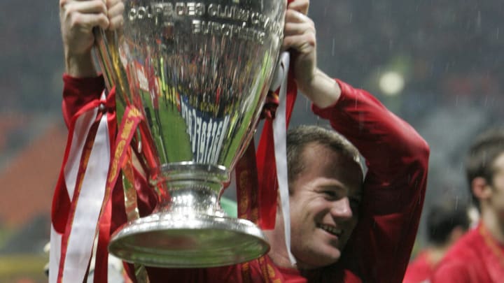 Manchester United's Wayne Rooney holds u