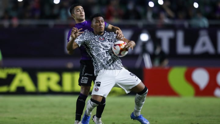 Roger Martínez controla el balón en un partido entre América y Mazatlán FC. Roger Martínez controla el balón en un partido entre América y Mazatlán FC.