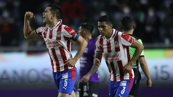 El capitán Jesús Molina festeja el tanto del empate acompañado por Gilberto Sepúlveda. El capitán Jesús Molina festeja el tanto del empate acompañado por Gilberto Sepúlveda.