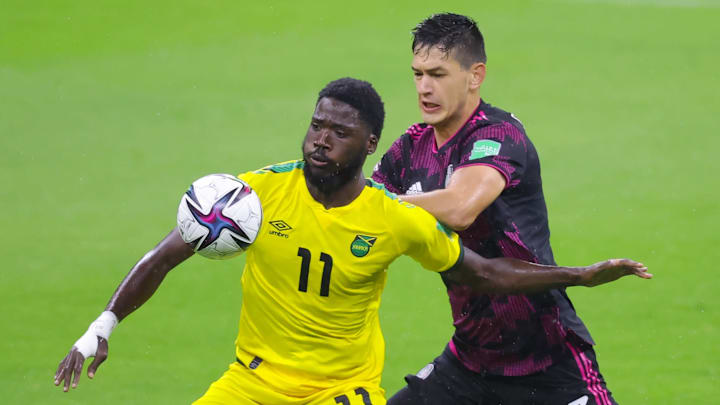 Shamar Nicholson, autor del gol de Jamaica, compite por el balón con César Montes de México. Shamar Nicholson, autor del gol de Jamaica, compite por el balón con César Montes de México.