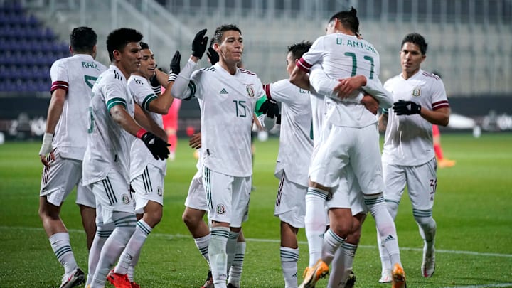 Jugadores de México celebran un gol ante Corea del Sur. Jugadores de México celebran un gol ante Corea del Sur.