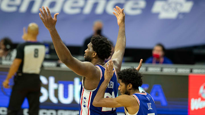Joel Embiid estuvo imparable en la cancha por los Sixers