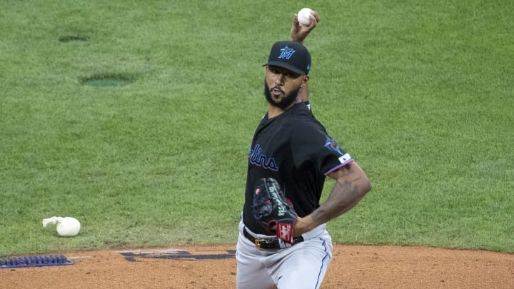 El dominicano Alcántara trabajó seis entradas y un tercio en su debut con los Marlins en esta campaña