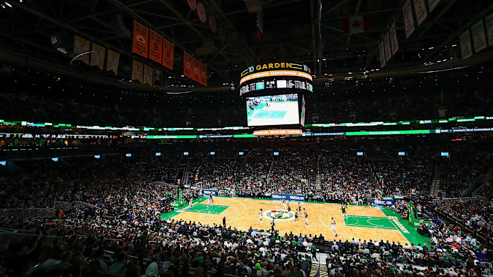 El partido de la NBA entre Celtics y Spurs vivió un lamentable episodio con un asistente