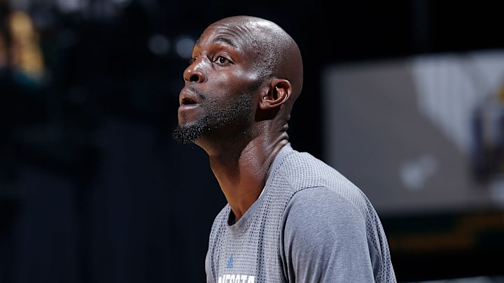 Kevin Garnett observa durante un partido de NBA entre Minnesota Timberwolves e Indiana Pacers