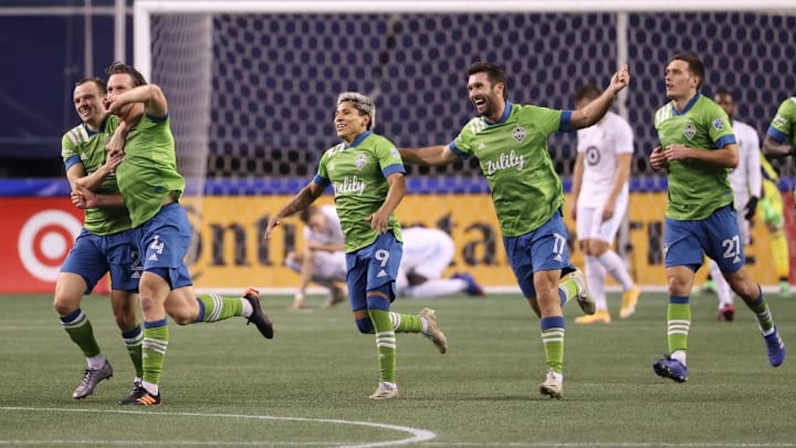 Jugadores del Seattle Sounders celebran un gol.