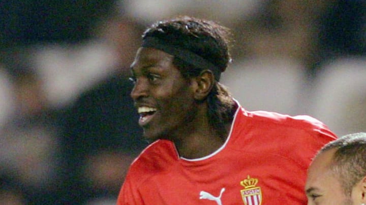 Monaco's Uruguayan Ernesto Chevanton (R)