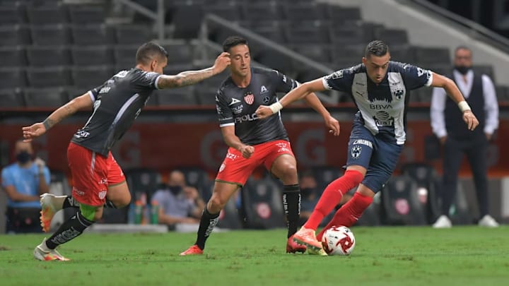 Rogelio Funes Mori controla el balón ante la marca de dos jugadores de Necaxa.