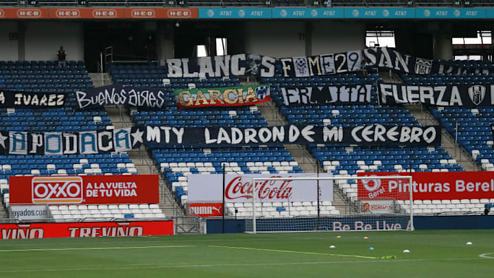 Mantas de Monterrey previo a un partido ante Santos Laguna.