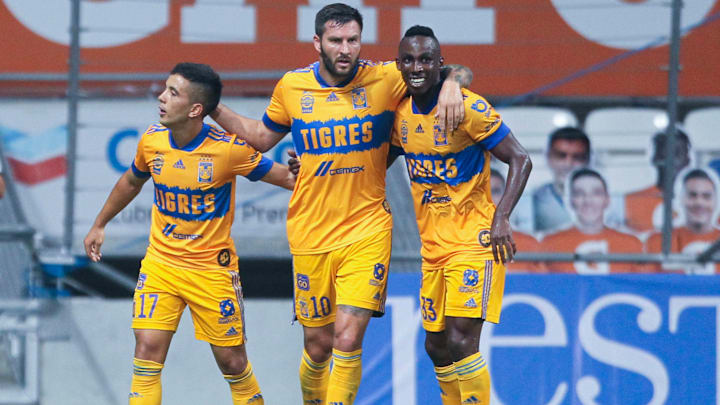 Jugadores de los Tigres UANL celebran un gol en el Clásico Regio ante Rayados de Monterrey.