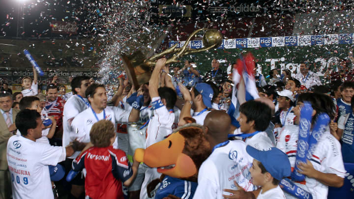 Nacional's players raise the cup after w