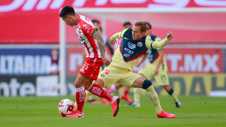Claudio Baeza controla el balón en un partido entre Necaxa y América.