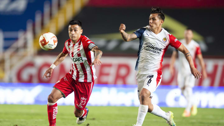 Jugadores de Chivas y Necaxa pelean un balón. Jugadores de Chivas y Necaxa pelean un balón.
