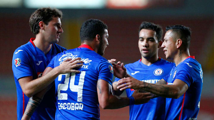 Jugadores de Cruz Azul celebran un gol.