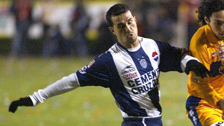 Nestor Silvera of Tigres (R), and Manuel