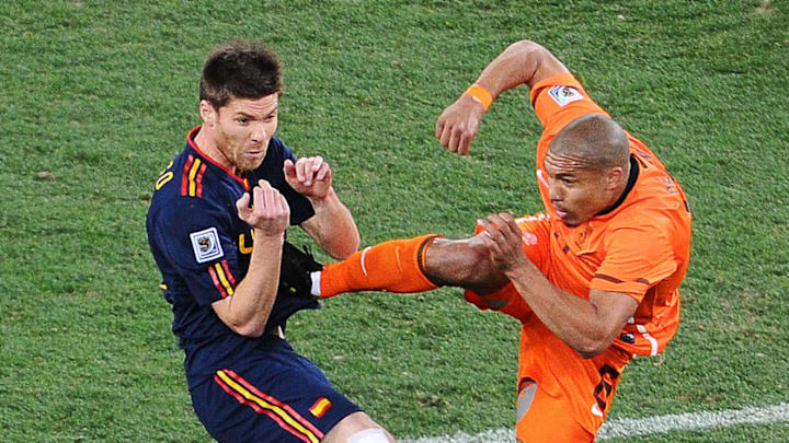 Netherlands' midfielder Nigel de Jong (R