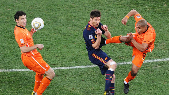 Netherlands' midfielder Nigel de Jong (R