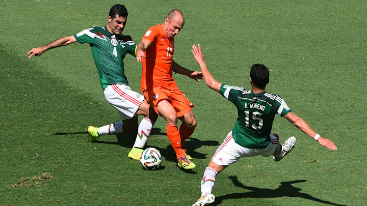 Arjen Robben pelea un balón ante la marca de Rafael Márquez y Héctor Moreno. Arjen Robben pelea un balón ante la marca de Rafael Márquez y Héctor Moreno.