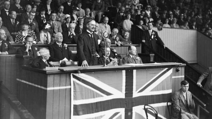 Neville Chamberlain, Premier Ministre Britannique en 1939, annonce l'arrêt du championnat d'Angleterre